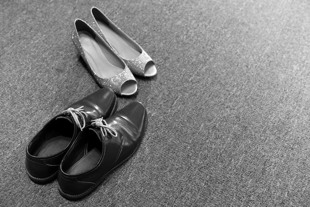 Scarpe sposa e tenebre sul pavimento in moquette, concetto di matrimonio