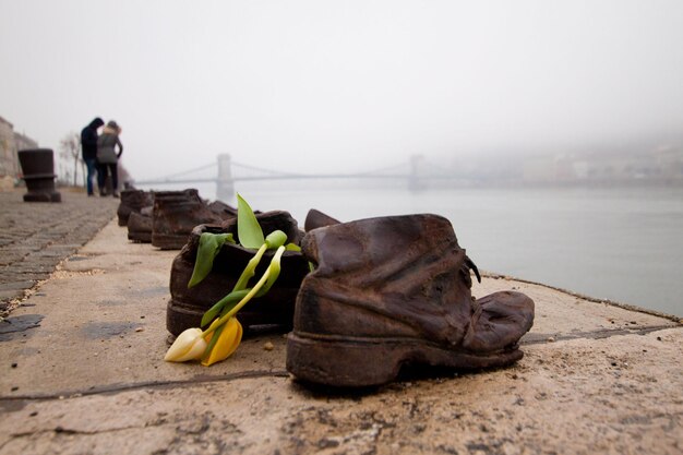 Scarpe sul lato del fiume Danubio simbolo delle vittime durante la seconda guerra mondiale