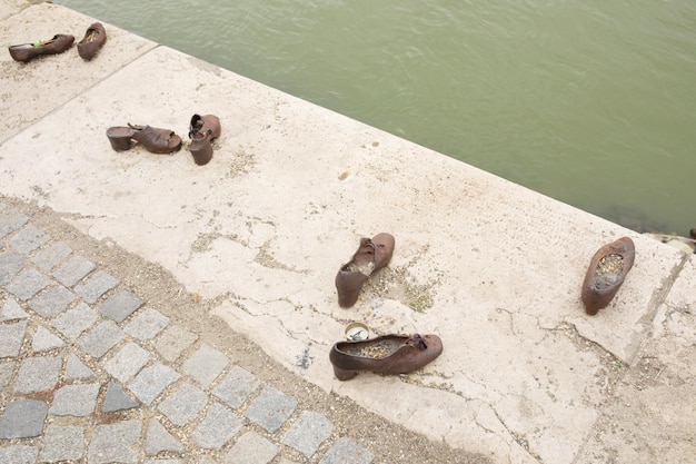 Scarpe sulla sponda del Danubio. Monumento in memoria delle vittime dell'Olocausto a Budapest.