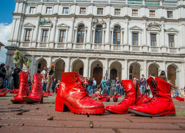 Scarpette rosse per denunciare la violenza sulle donne