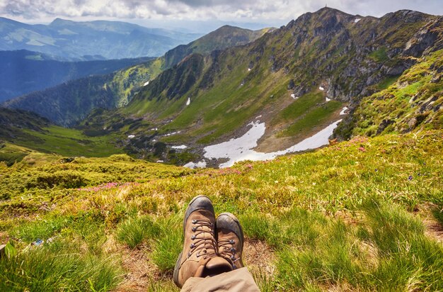 Scarponcini da trekking che si divertono e godono di una meravigliosa vista mozzafiato sulle montagne