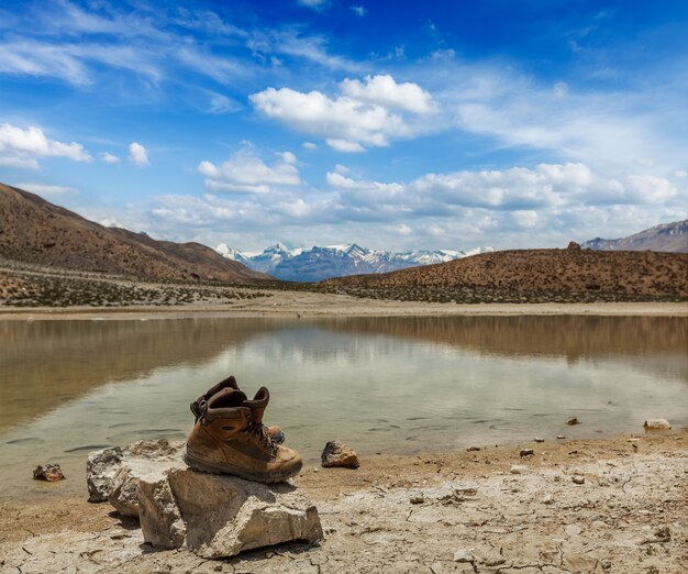 Scarponcini da trekking nel lago di montagna in Himalaya