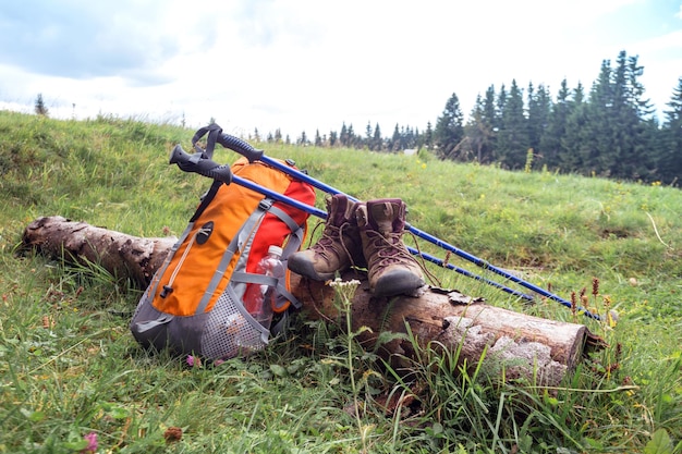 Scarponi da zaino e bastoncini da Trekking