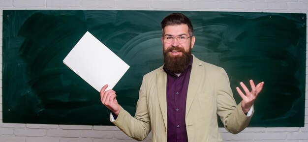 Scartoffie dell'insegnante. Preside. Insegnante esigente. Docente in aula. Spiegare la teoria. Collegio e liceo. Preparati per il test. Insegnante uomo barbuto tenere documenti sfondo lavagna.