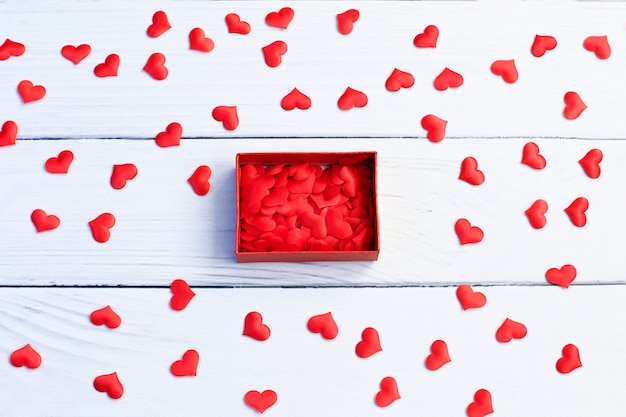 scatola ardboard con un piccolo cuore rosso all&#39;interno su sfondo bianco Concetto di giorno di San Valentino