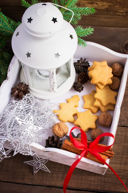 Scatola bianca con decorazioni natalizie e biscotti fatti in casa