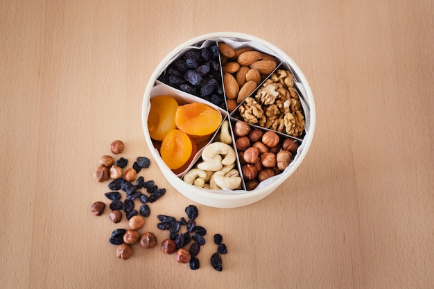 Scatola con frutta secca e secca, snack sano, alimentazione corretta