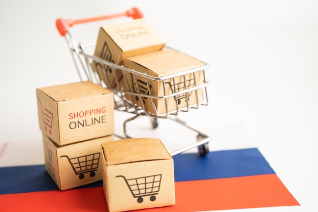 Scatola con il logo del carrello online e la bandiera della Russia Import Export Shopping online o commercio finanziario servizio di consegna negozio di spedizione del prodotto concetto di fornitore commerciale