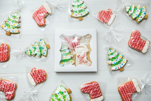 Scatola con pan di zenzero di Natale su fondo in legno