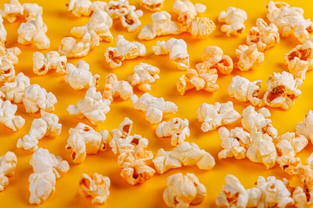 scatola con popcorn su un primo piano di sfondo giallo