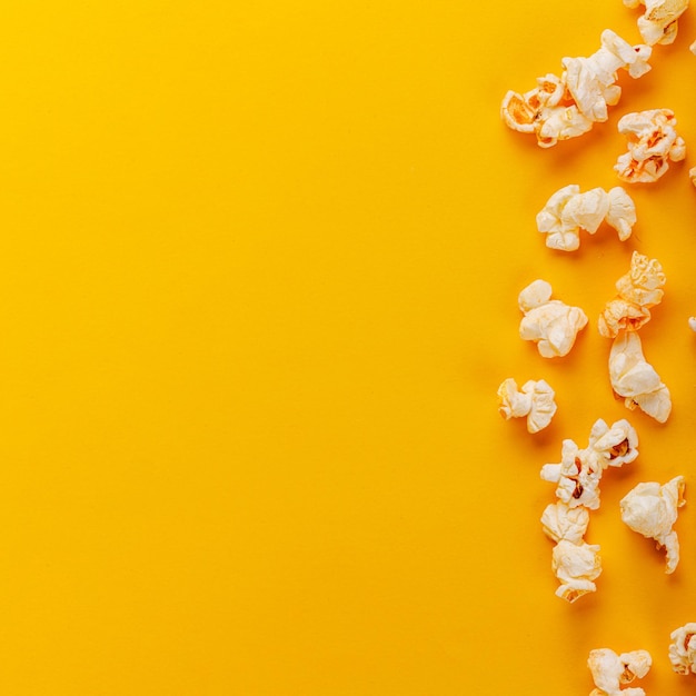 scatola con popcorn su un primo piano di sfondo giallo