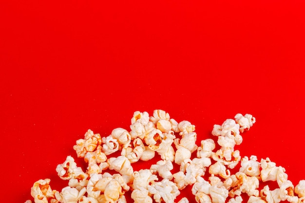 scatola con popcorn su un primo piano sfondo rosso