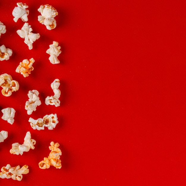 scatola con popcorn su uno sfondo rosso close-up