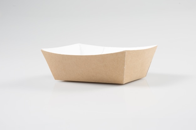 scatola da asporto tradizionale dal ristorante da asporto su un bianco