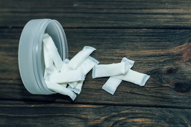 Scatola da snus con sacchetti di nicotina su fondo di legno