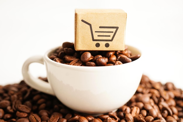 Scatola del carrello su chicchi di caffè che acquistano online per l'esportazione o l'importazione