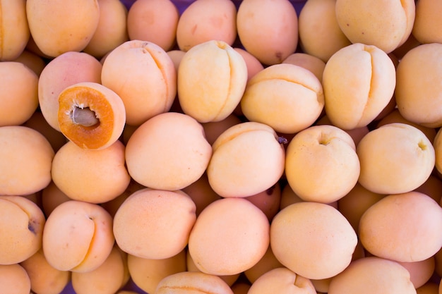 Scatola di albicocche, bancone del venditore di frutta e verdura, mercato contadino