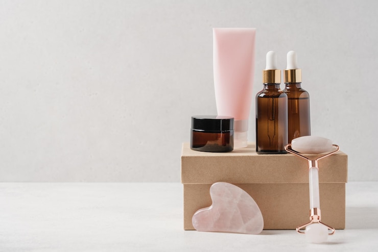 Foto scatola di bellezza e cosmetici impostata su sfondo grigio chiaro vista laterale