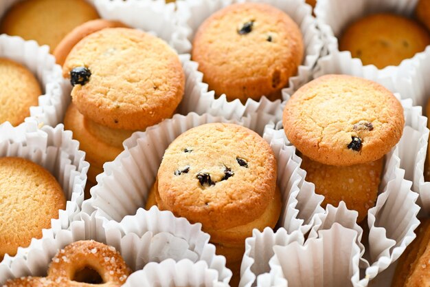 Scatola di biscotti con biscotti al burro danesi sullo sfondo della scatola da vicino