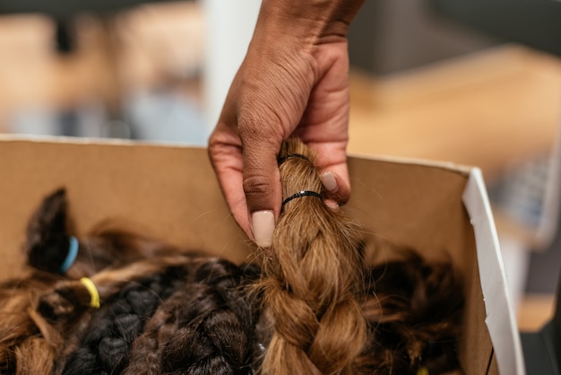 Scatola di capelli intrecciati per donazione di cancro