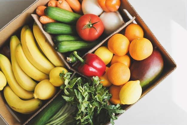 Scatola di carta con frutta e verdura fresca Servizio di consegna cibo Fare la spesa