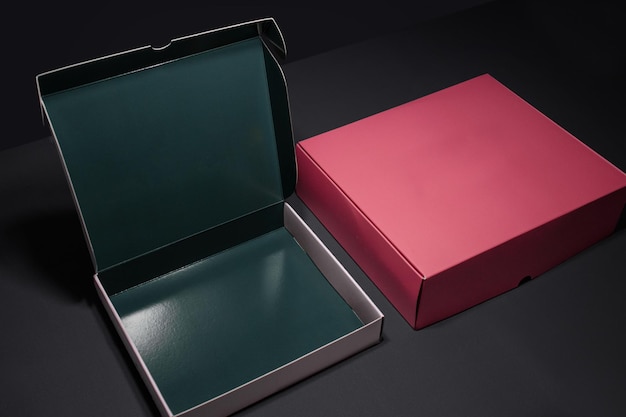 Scatola di carta da imballaggio di colori rosa su sfondo grigio