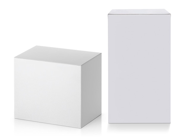 Scatola di cartone bianca per imballaggio in bianco isolata su sfondo bianco pronta per il design dell'imballaggio