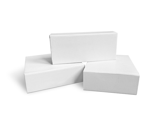 Scatola di cartone bianca per imballaggio in bianco isolata su sfondo bianco pronta per il design dell'imballaggio