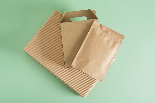 Scatola di cartone kraft con manico e busta in carta con cerniera per imballaggio materiale riciclato CO2 neutro zero waste lifestyle