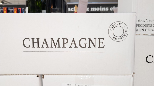 Scatola di cartone per champagne bianco per bottiglie di vino nel negozio del mercato