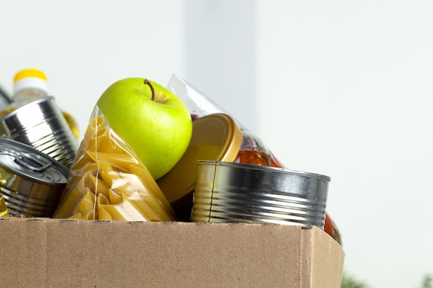 Scatola di donazione con vari alimenti