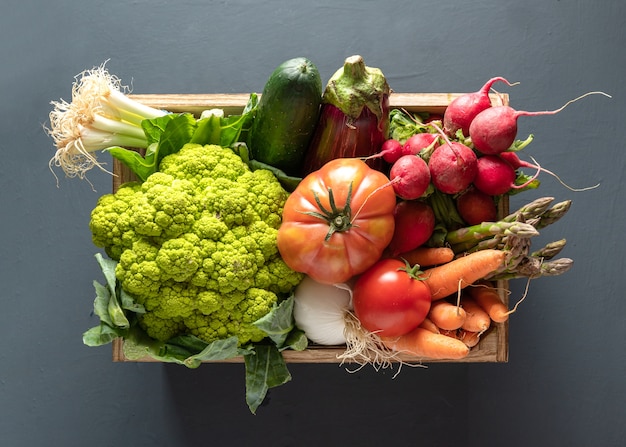 Scatola di legno con verdure, alta vista