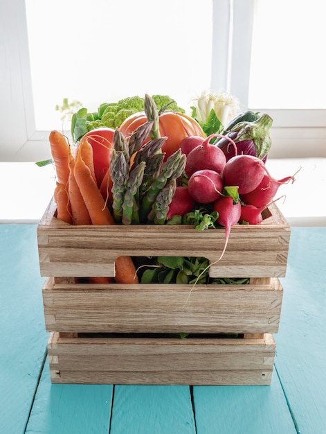 Scatola di legno con verdure fresche