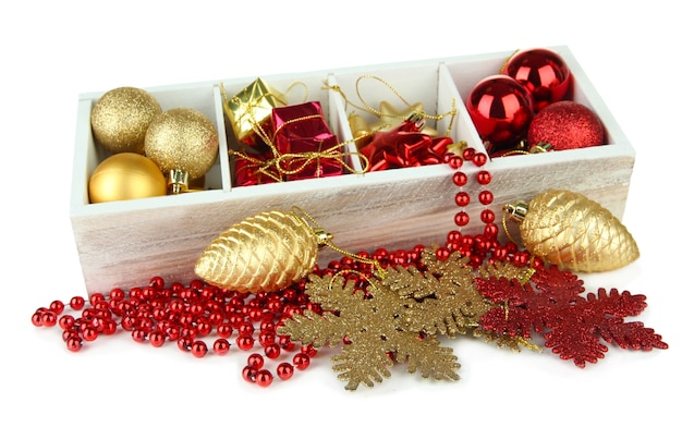 Scatola di legno piena di decorazioni natalizie, isolata su bianco