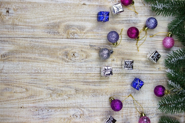 Scatola di Natale di giocattoli di Capodanno su uno sfondo di legno.