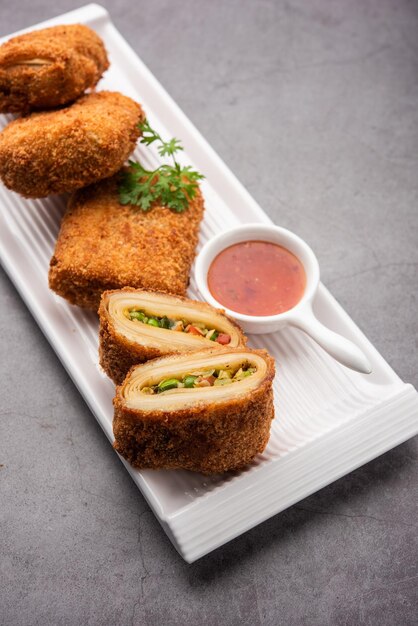 Scatola di polpette, delizioso spuntino fritto di pasticceria sud Iasiatica riempito con qualcosa di salato e ricoperto di briciole di pane