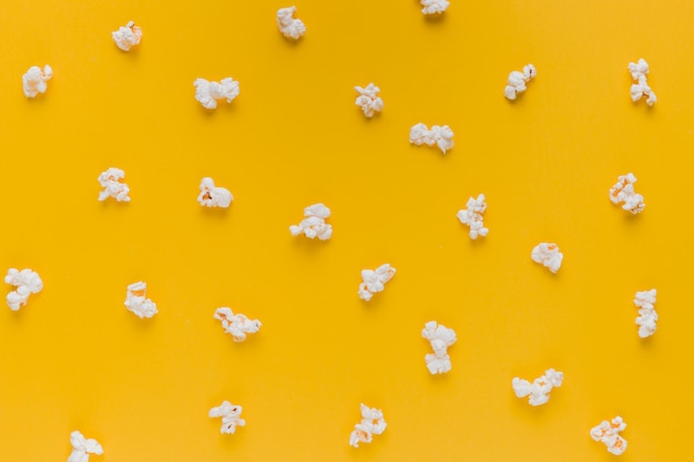 Scatola di popcorn con biglietti del cinema