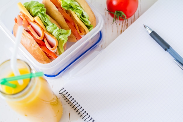 Scatola di pranzo con insalata di panini e frutta