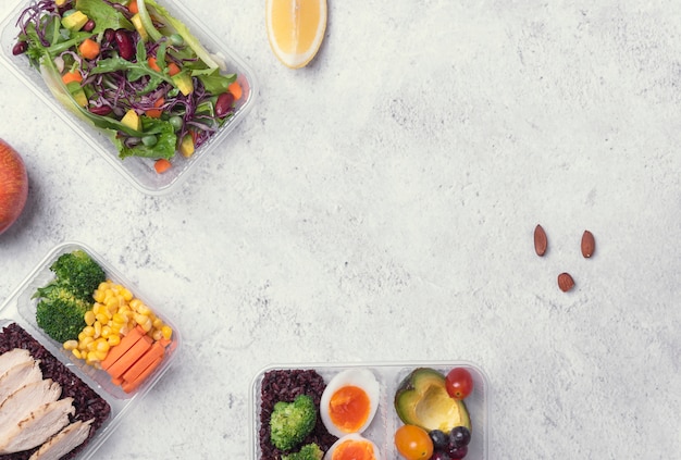 Scatola di pranzo fresca di dieta sana con insalata di verdure sulla tavola