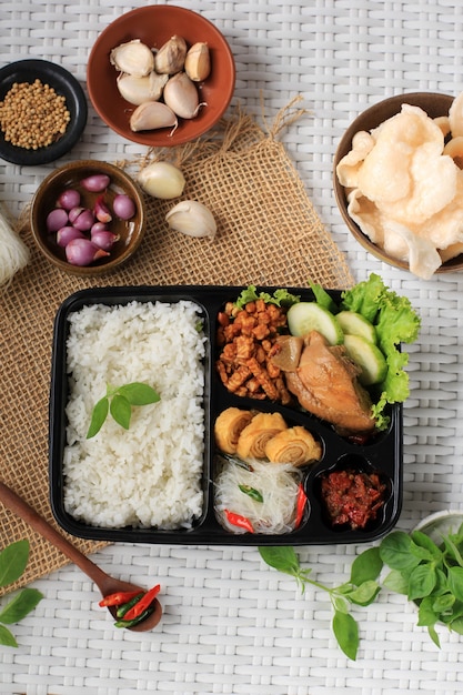 Scatola di riso o Nasi Kotak indonesiano con salsa di soia Pollo Oreg Tempeh e pasta piccante