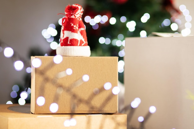 scatola di vendita di Natale su uno sfondo di luci e un albero di Natale