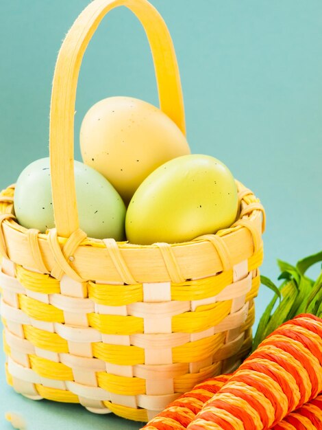 Scatola e cestino con uova di Pasqua dipinte.