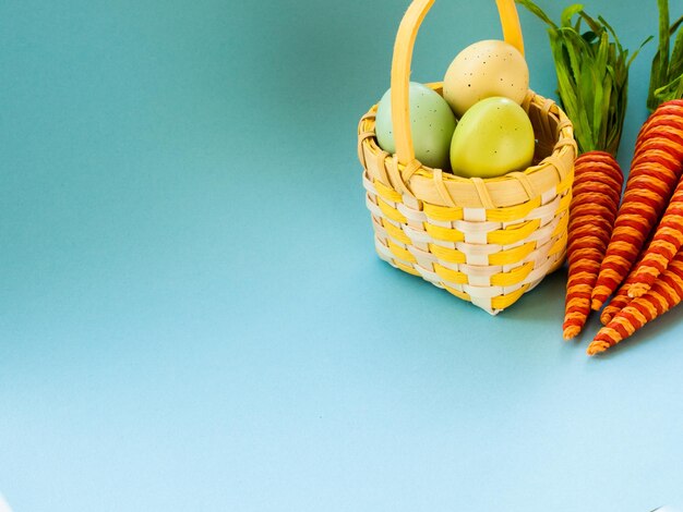 Scatola e cestino con uova di Pasqua dipinte.