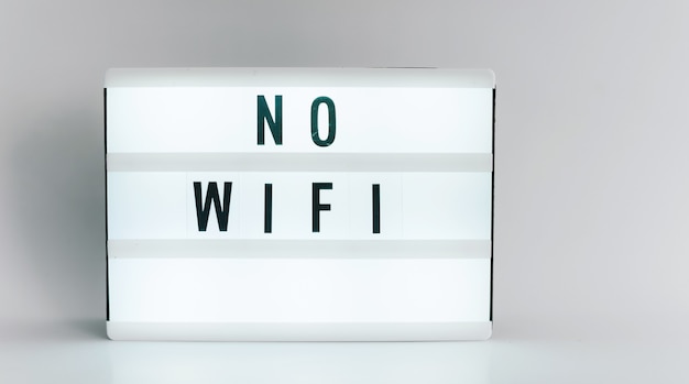 Scatola luminosa con il titolo NO WIFI con copyspace, su sfondo bianco