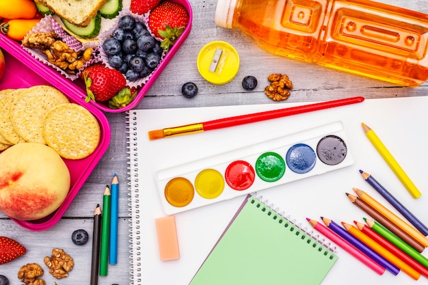 Scatola per il pranzo scolastico con materiale scolastico