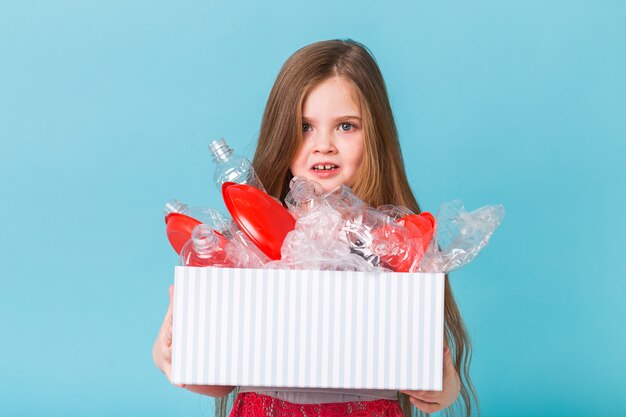 Scatola porta bimbi sorpresa con spazzatura in plastica