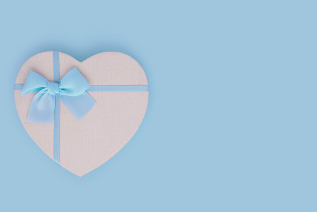 Scatola regalo a forma di cuore azzurro con nastro