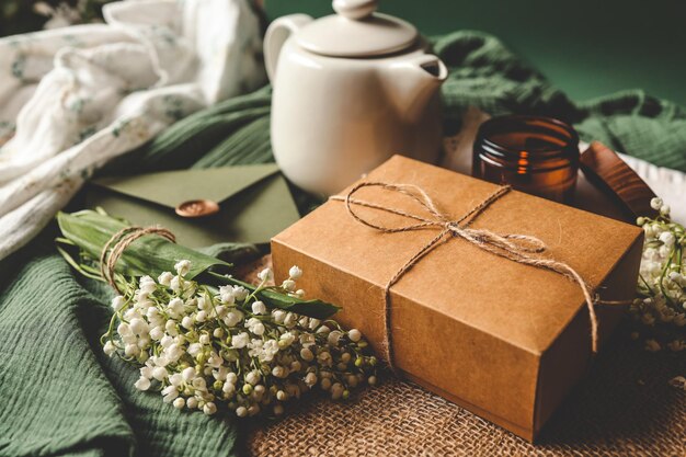 Scatola regalo con gigli della valle tè e candela estetica