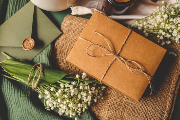 Scatola regalo con gigli della valle tè e candela estetica