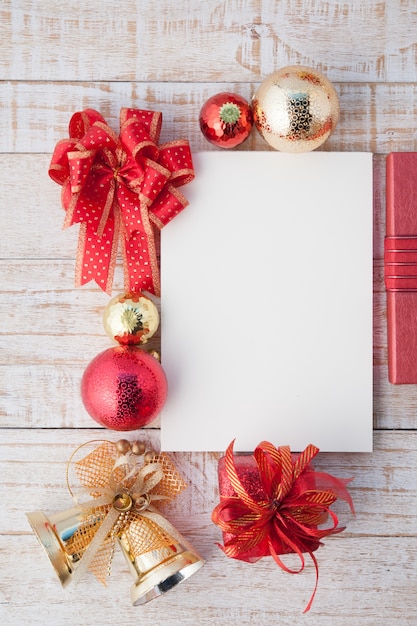 Scatola regalo di Natale con decorazioni e nota carta sul legno